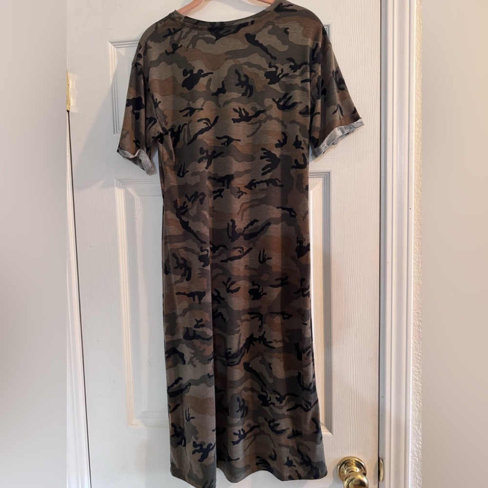 Hayden camo dress. Size M see close up pic for the colors